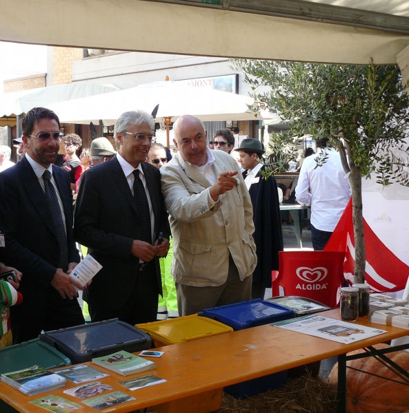 Il Presidente della Regione Abruzzo Gianni Chiodi e l'Assessore Regionale Mauro di Dalmazio allo stand del Cogesa Spa con Oreste Federico