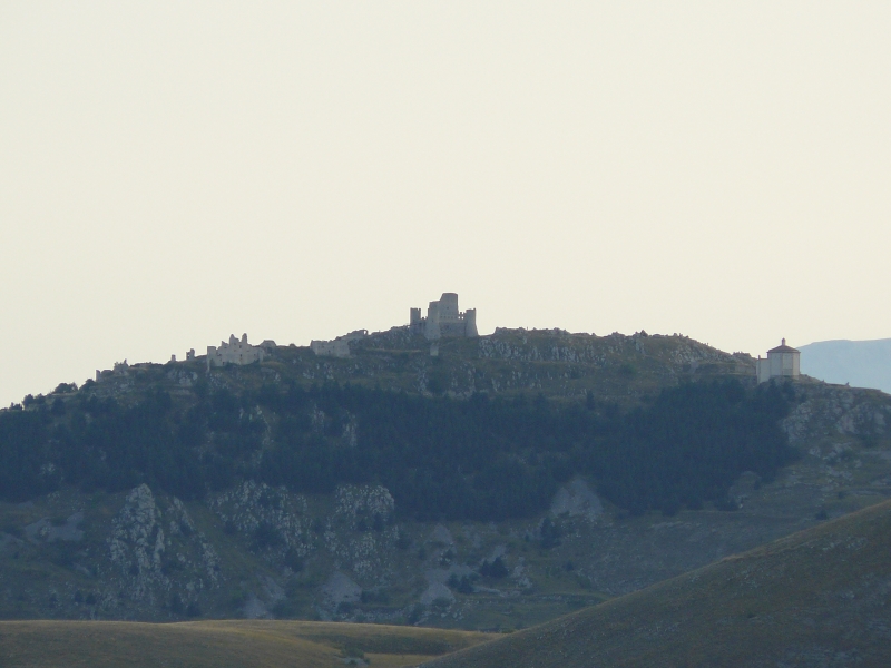 Veduta del Castello e del Battistero di Rocca Calascio