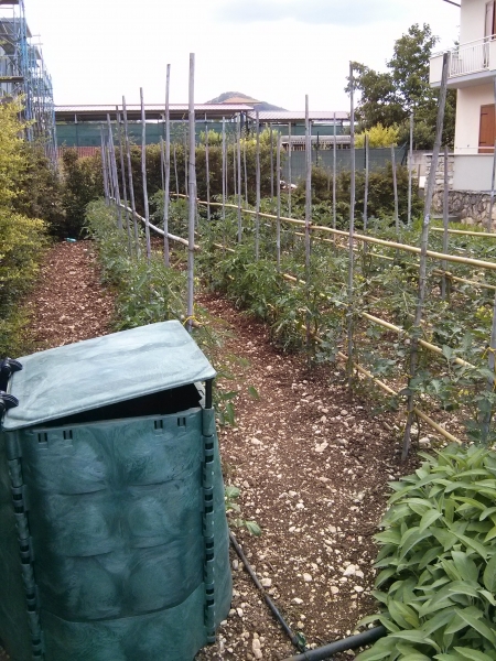 Un composter in un orto