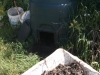 Un composter in fase di rimozione del compost pronto